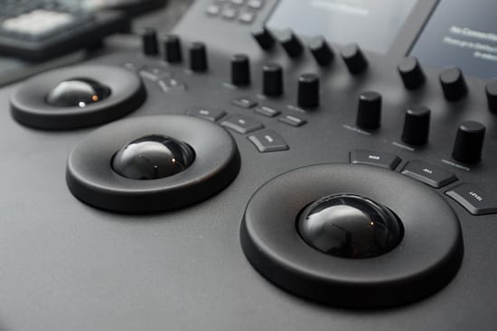 The 3-way trackball / rings and reset buttons.